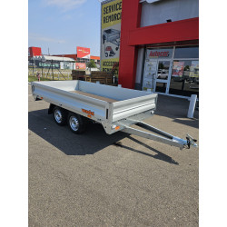 Remorcă defrânată cu două...